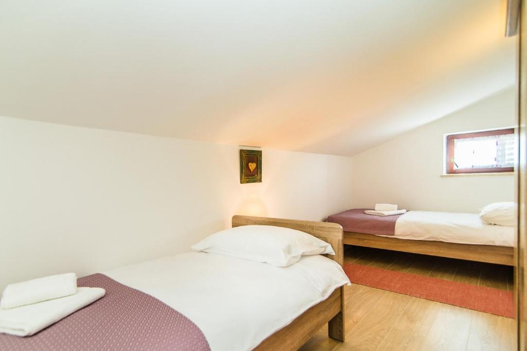 Postel nebo postele na pokoji v ubytování Apartments Dino