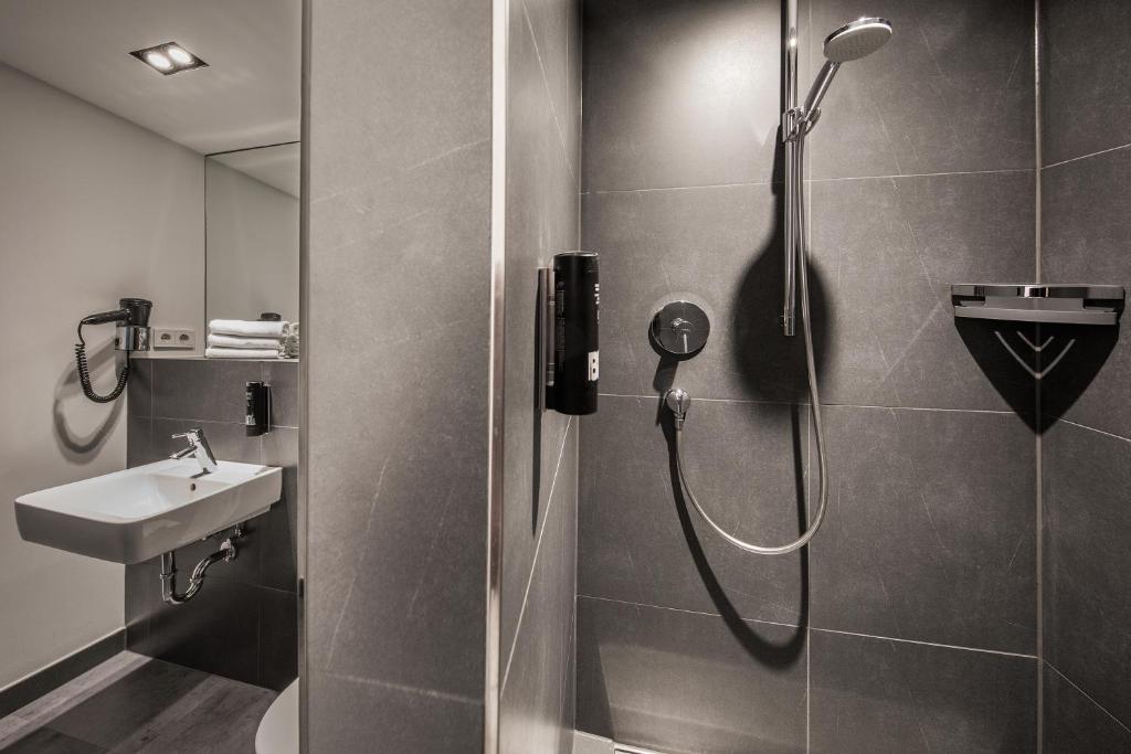 LINDEMANN'S - Resim 13