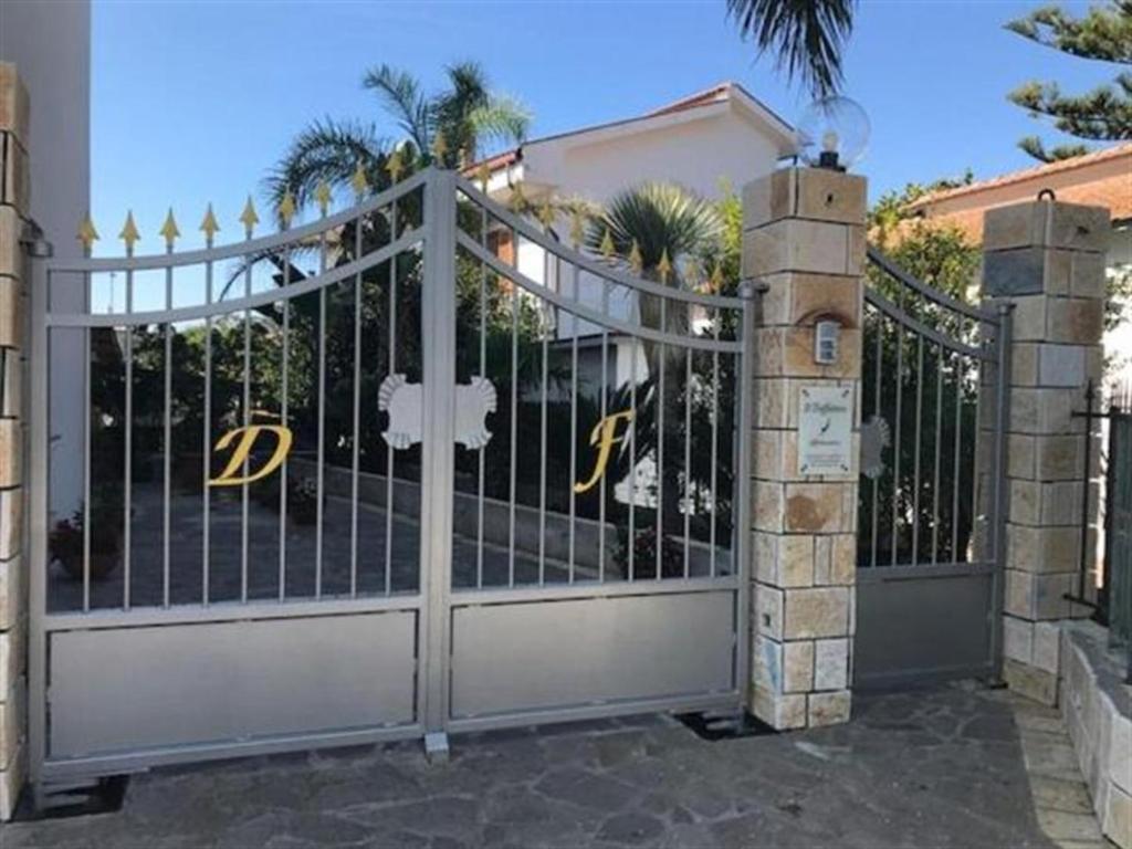 a gate in front of a house at Affittacamere il Tuffatore in Paestum