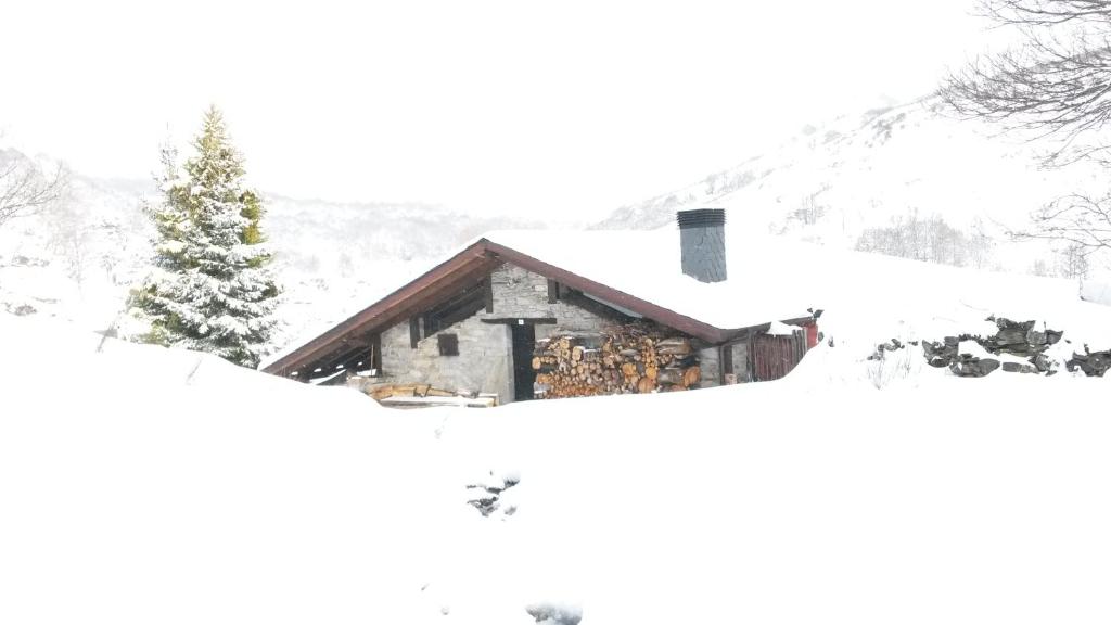 a house with snow on the roof at Casa Turismo Rural O FILANDÓN in Suertes