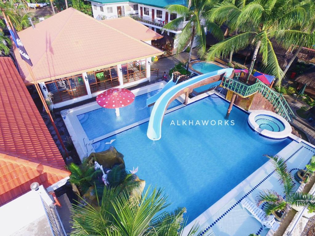 - une vue sur la piscine dotée d'un toboggan dans l'établissement Marick Beach Resort, à Carmen