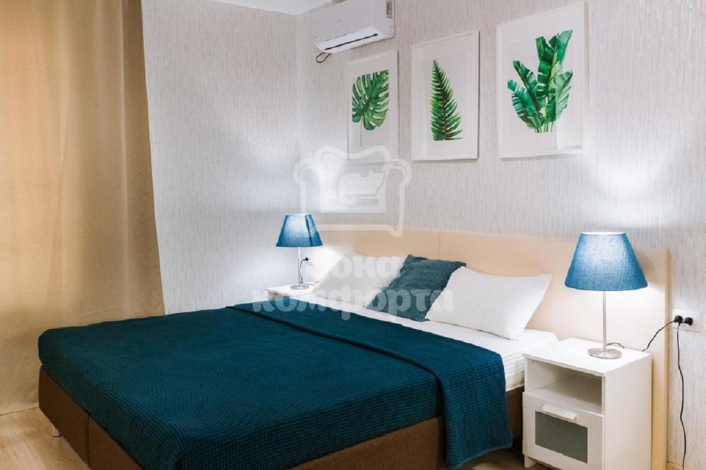 ペルミにあるApartments and flats "Gulliver"のベッドルーム1室(青い毛布付きのベッド1台付)