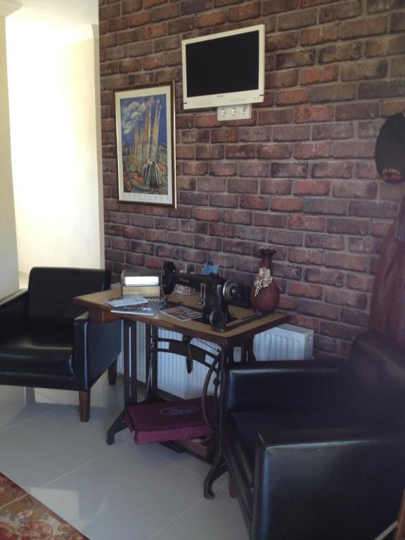 A television and/or entertainment centre at Sapphire Hotel