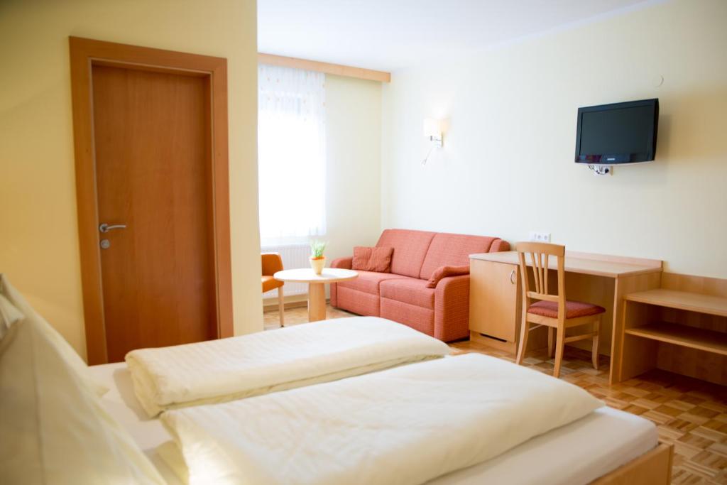 TV a/nebo společenská místnost v ubytování Hotel Restaurant Thadeushof