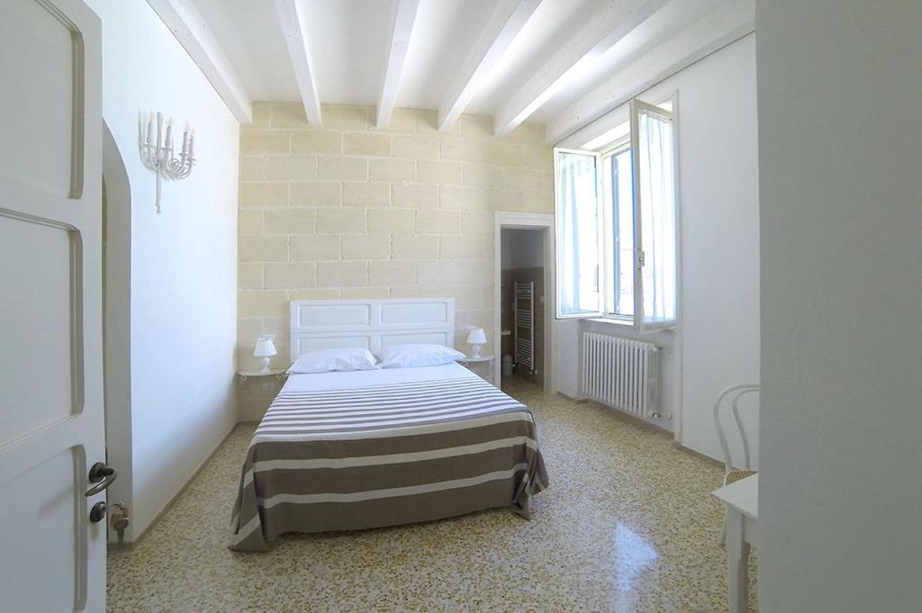 A bed or beds in a room at B&B PALAZZO MARZO