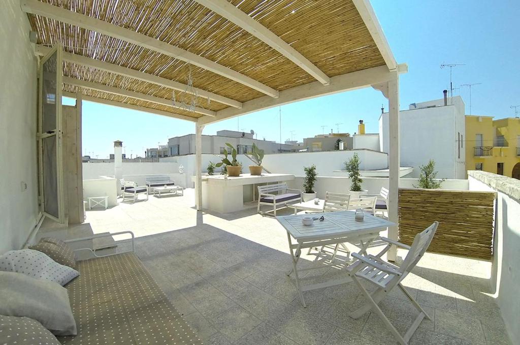 A balcony or terrace at B&B PALAZZO MARZO