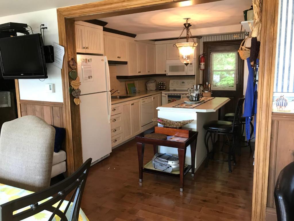Kuchyň nebo kuchyňský kout v ubytování Chalets Plage St-Jean