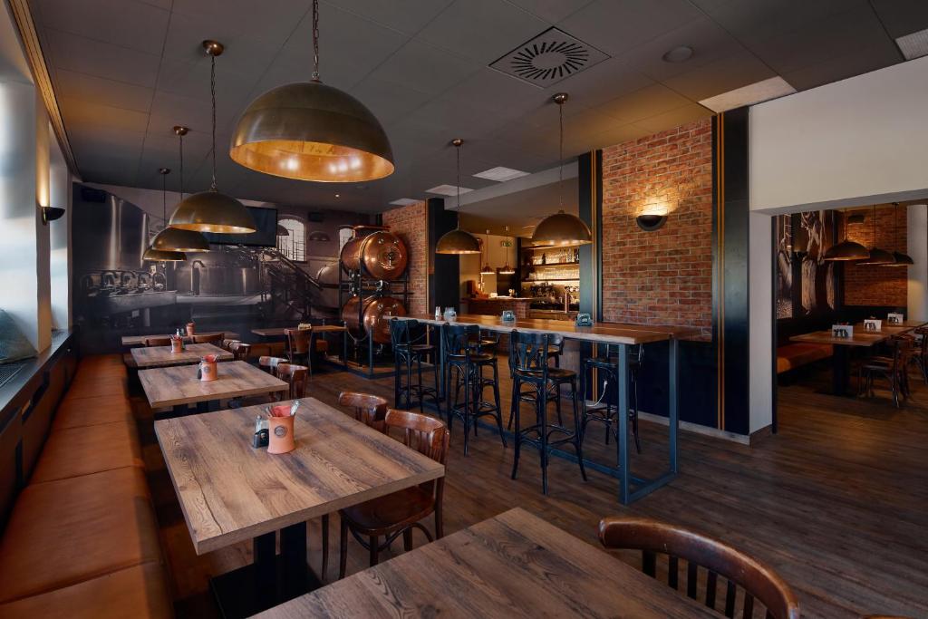 Reštaurácia alebo iné gastronomické zariadenie v ubytovaní Hotel Tulipan Pruhonice