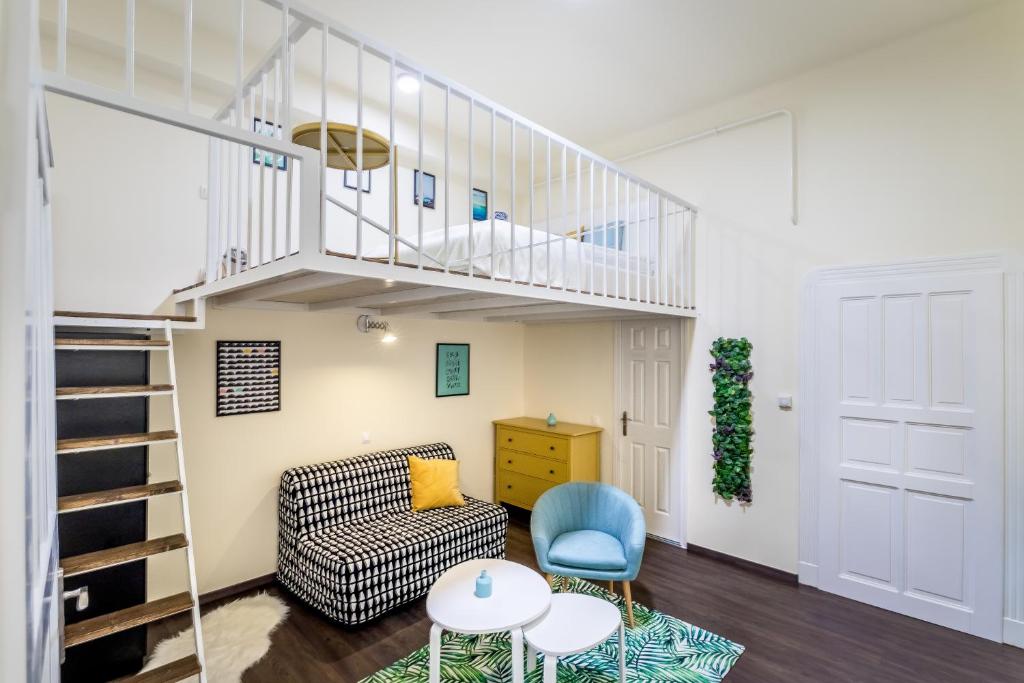 ブダペストにあるBpR Turquoise Simplicity Apartmentのリビングルーム(階段、椅子付)