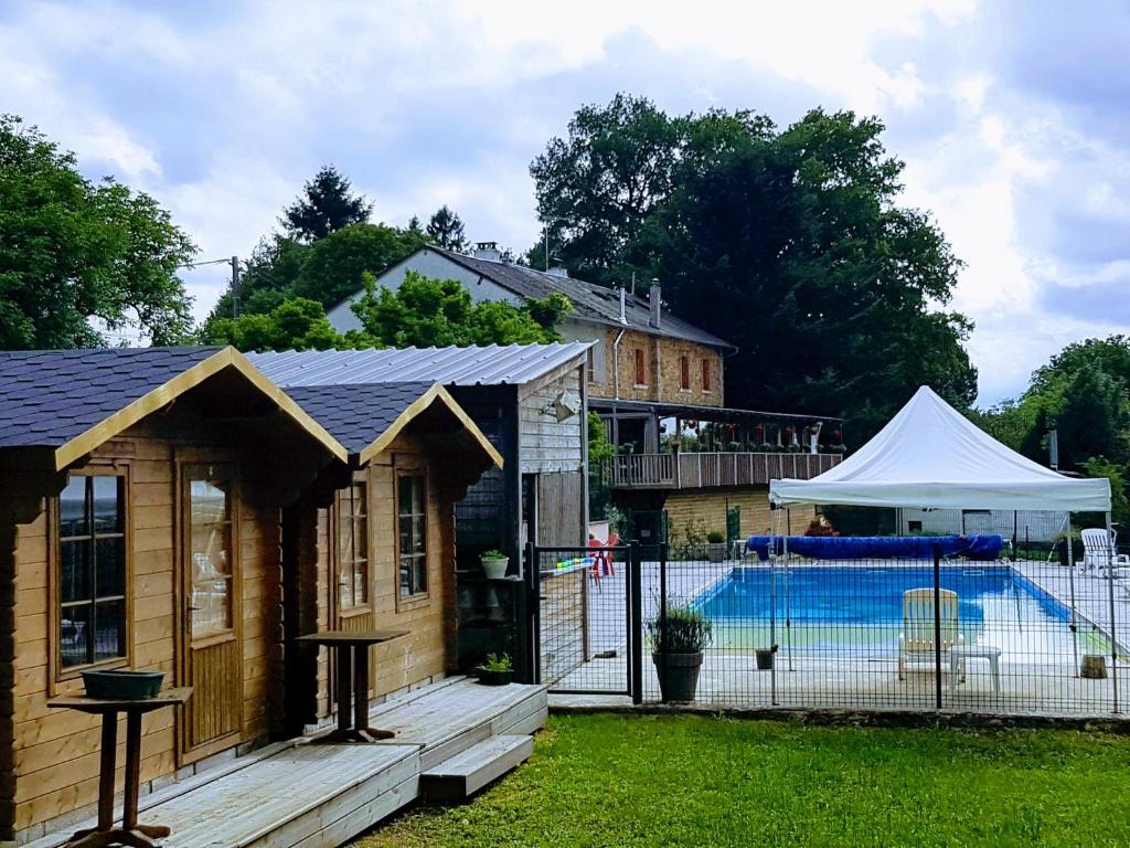 ein kleines Haus mit Pool und Zelt in der Unterkunft Le Ranch des Lacs in Augne