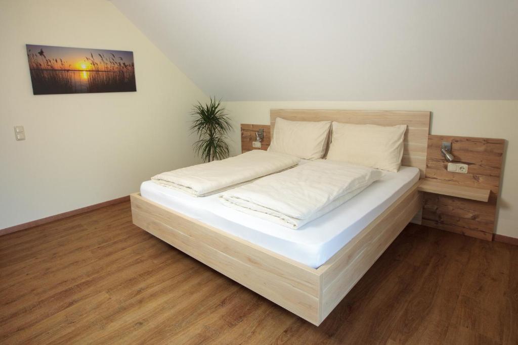 Postel nebo postele na pokoji v ubytování Pension Pirkdorfer See