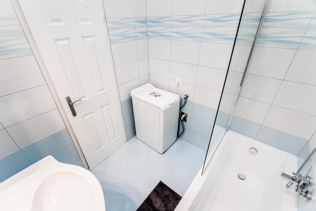 A bathroom at BpR Turquoise Simplicity Apartment