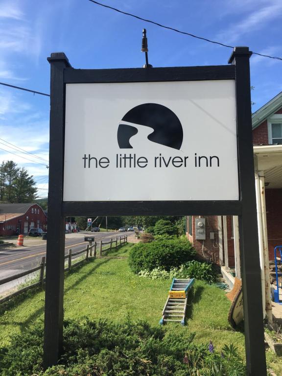 Ein Schild, das das kleine Gasthaus liest. in der Unterkunft The Little River Inn in Stowe