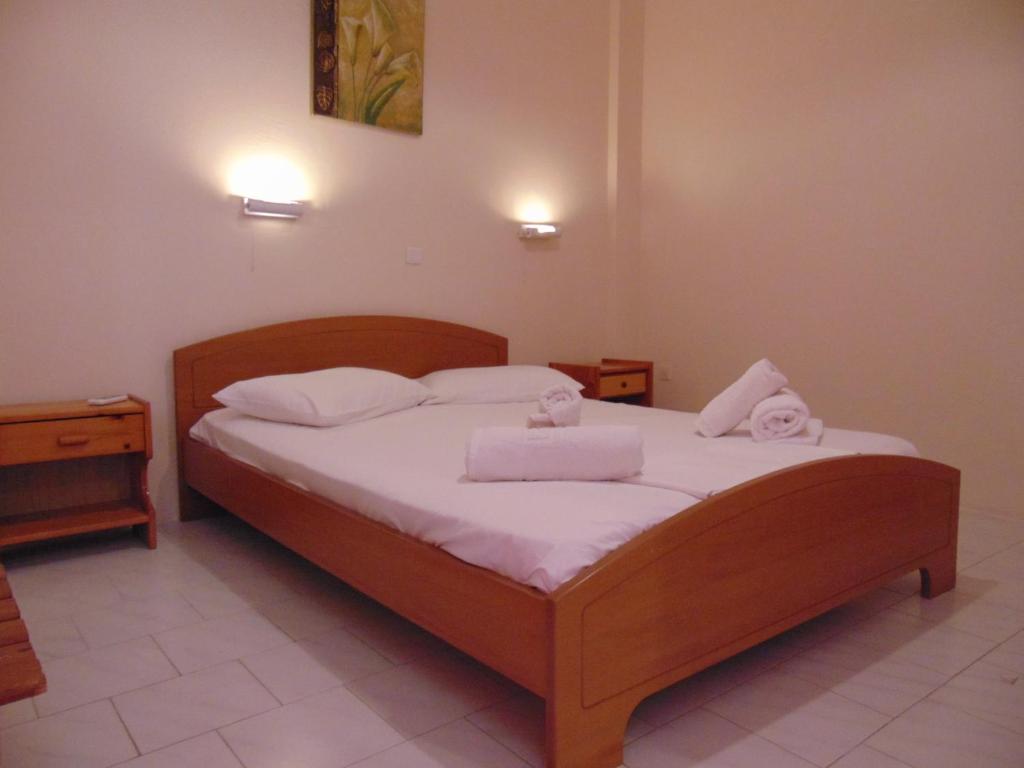1 dormitorio con 1 cama con 2 toallas en Villa Avra, en Dassia