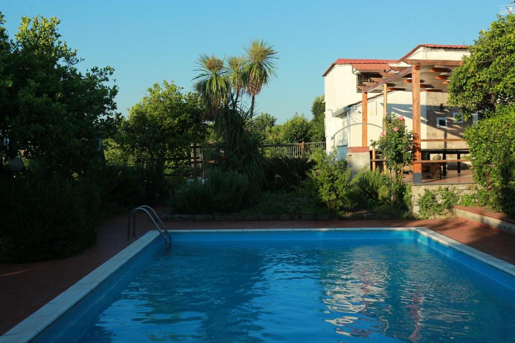 una piscina en el patio de una casa en Desiderio D'Ammore, en Corbara