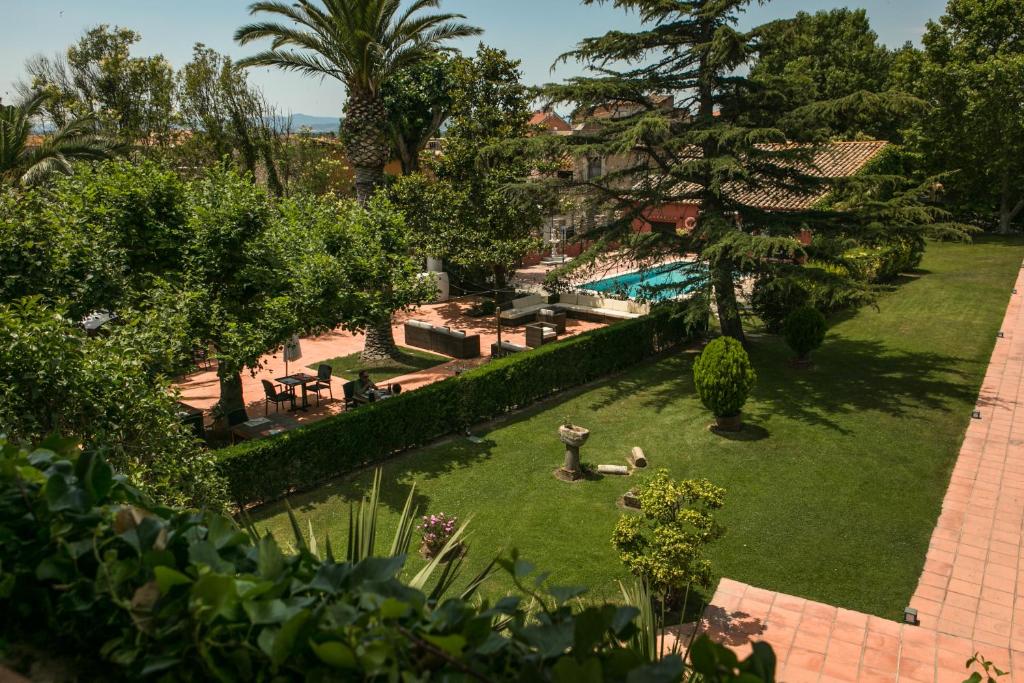 A piscina localizada em RVHotels Palau Lo Mirador ou nos arredores