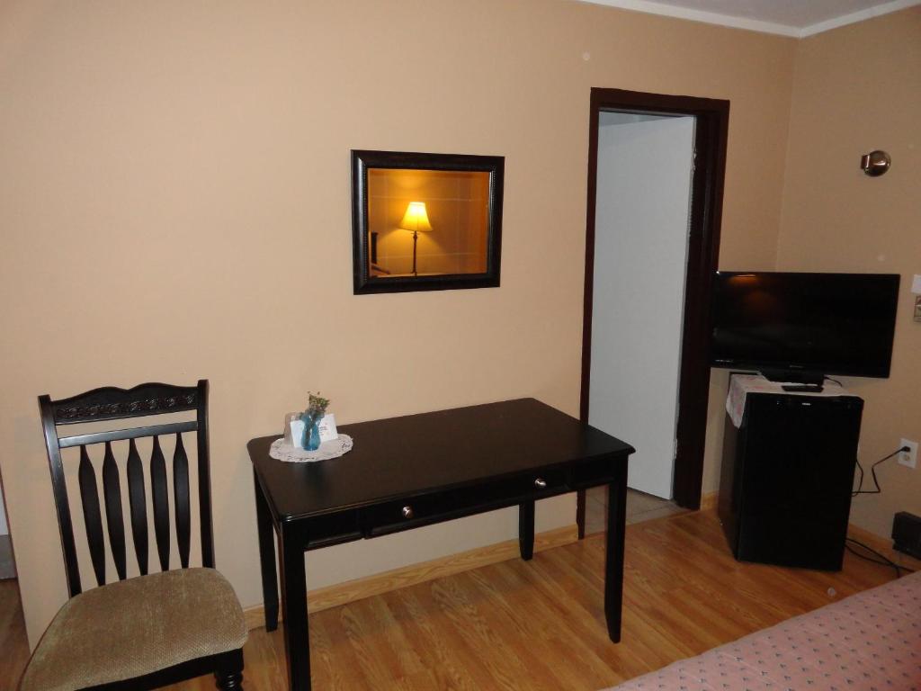 TV a/nebo společenská místnost v ubytování Elm Tree Motel