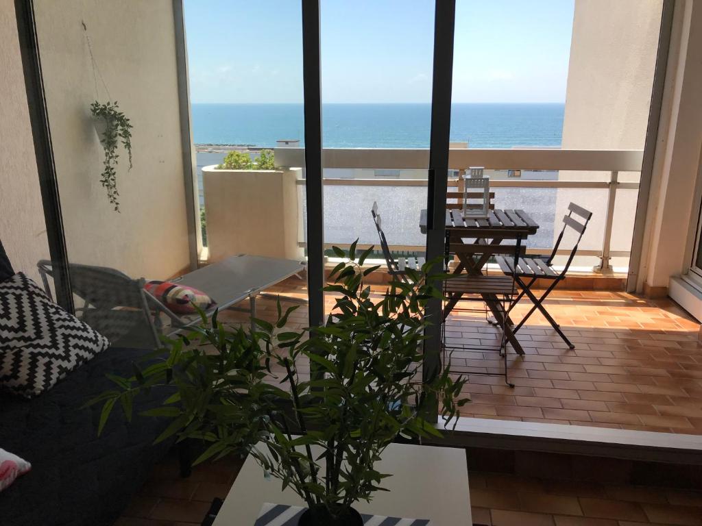 海景或在公寓看到的海景