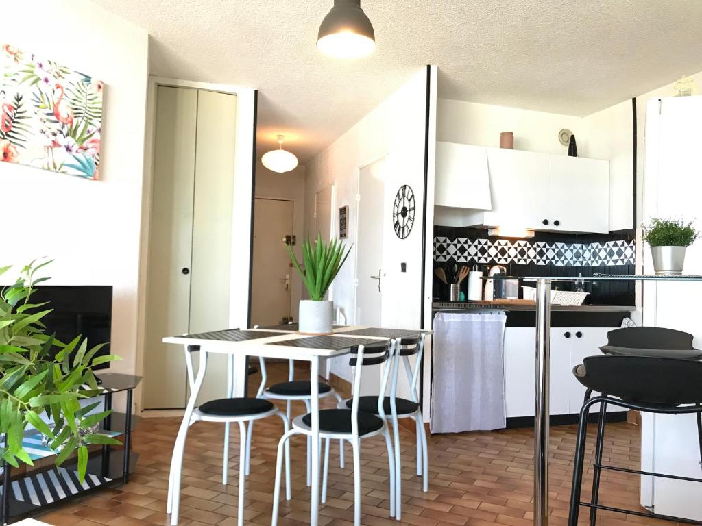 Exceptionnel ! Appartement vue imprenable sur mer.的厨房或小厨房