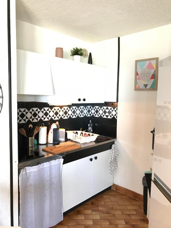 Exceptionnel ! Appartement vue imprenable sur mer.的厨房或小厨房