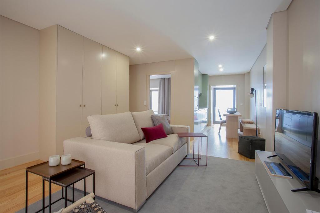 salon z białą kanapą i telewizorem w obiekcie Liiiving in Porto | Luxury Boutique Apartment w Porto