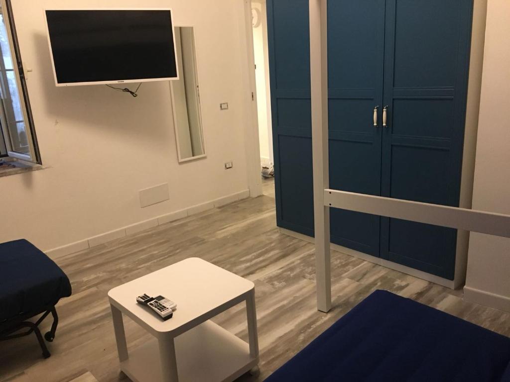 salon z niebieską szafką i stołem w obiekcie Home sweet home Vietri w mieście Vietri sul Mare