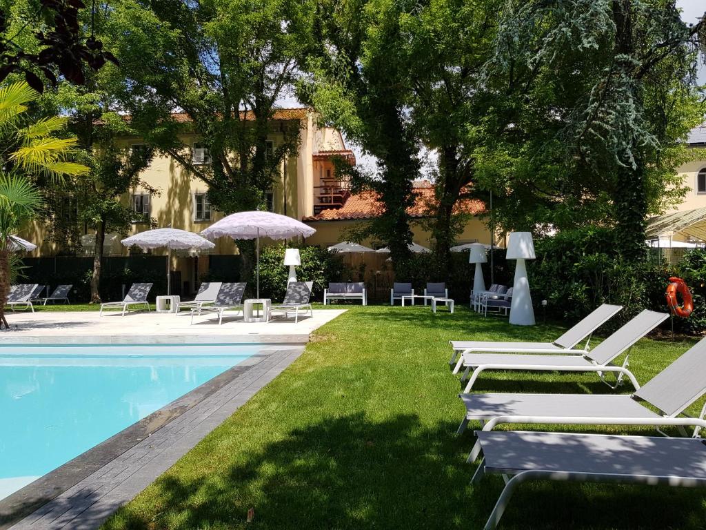 Bazén v ubytování Hotel Hambros - Il Parco in Villa Banchieri nebo v jeho okolí