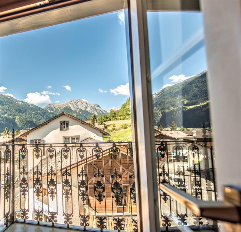 Nespecifikovaný výhled na hory nebo výhled na hory při pohledu z hotelu