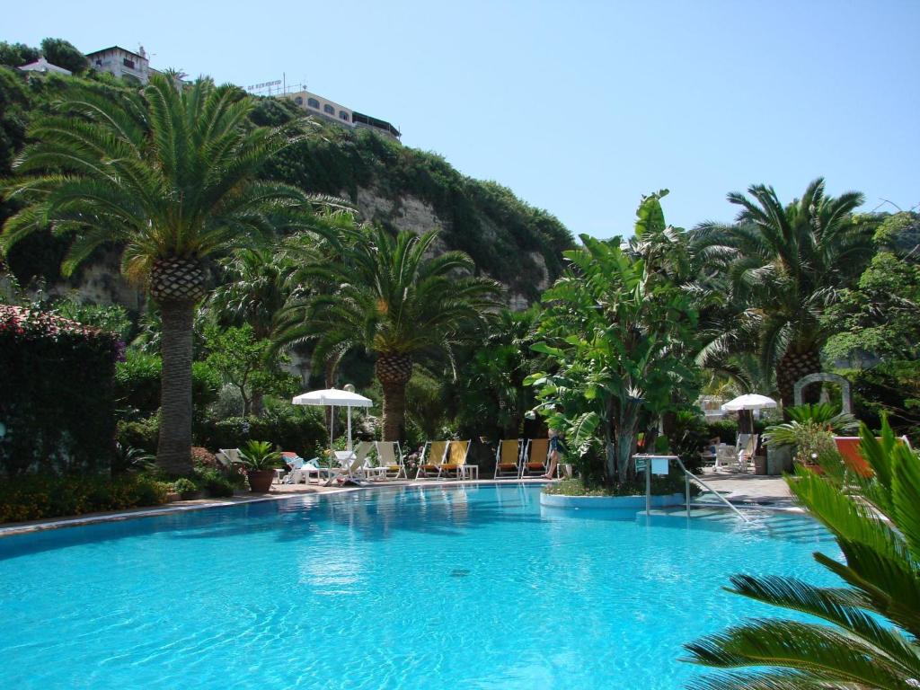 Bazén v ubytování Semiramis Hotel De Charme & Pools nebo v jeho okolí