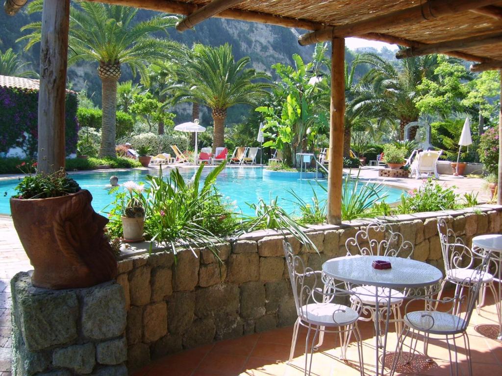 Bazén v ubytování Semiramis Hotel De Charme & Pools nebo v jeho okolí