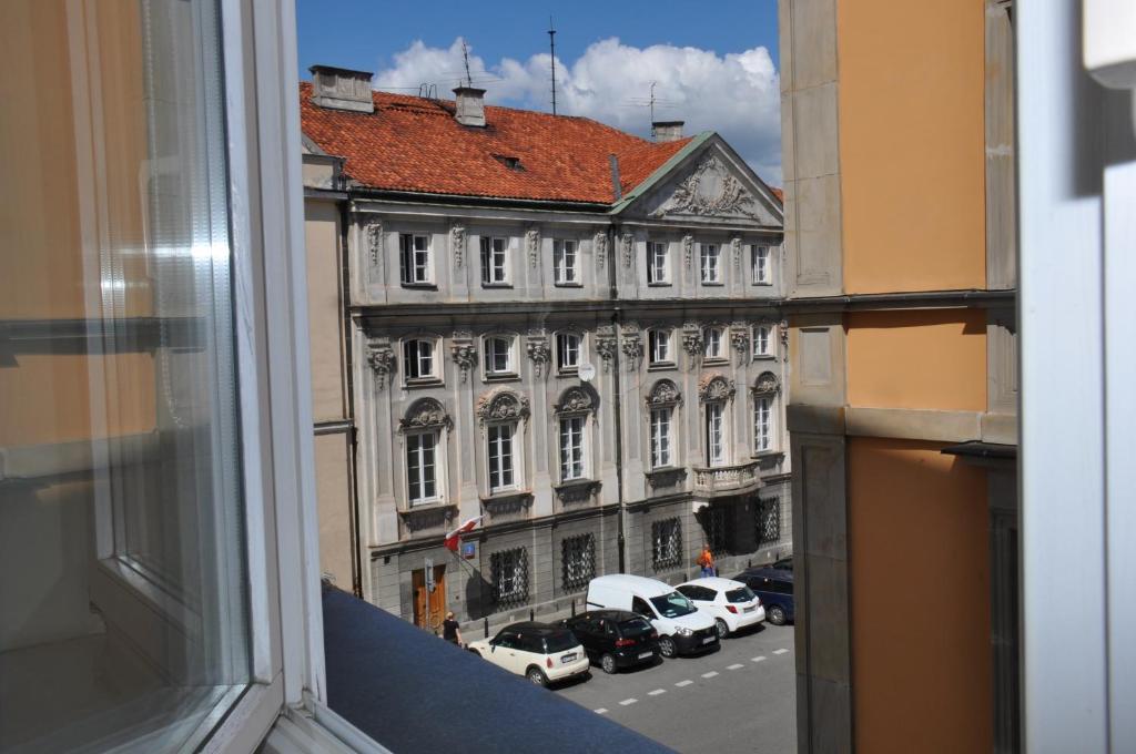 una ventana con vistas a un edificio en Stare Miasto - Trębacka, en Varsovia