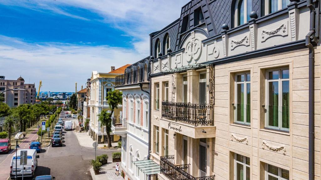 Blick auf eine Stadtstraße mit Gebäuden in der Unterkunft Hotel Residence Promenade in Burgas City