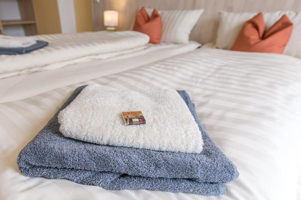 Postel nebo postele na pokoji v ubytování Hotel Johnsburg