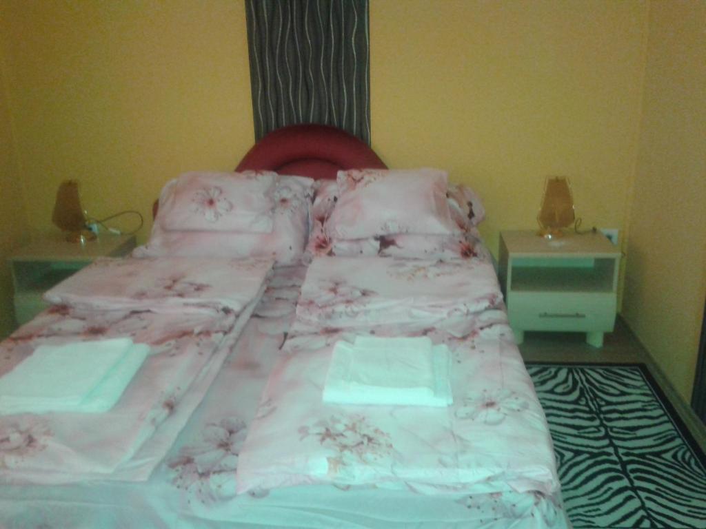 Uma cama ou camas num quarto em József Apartman