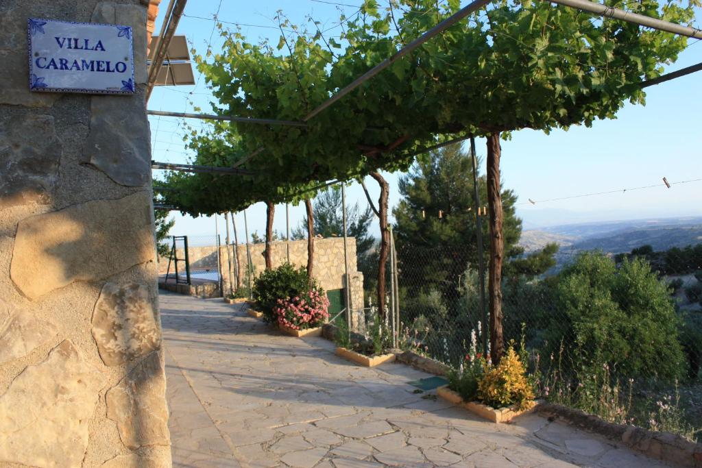 una calle con árboles y un cartel que lee Villa cavalli en Villa Caramelo, en Castril