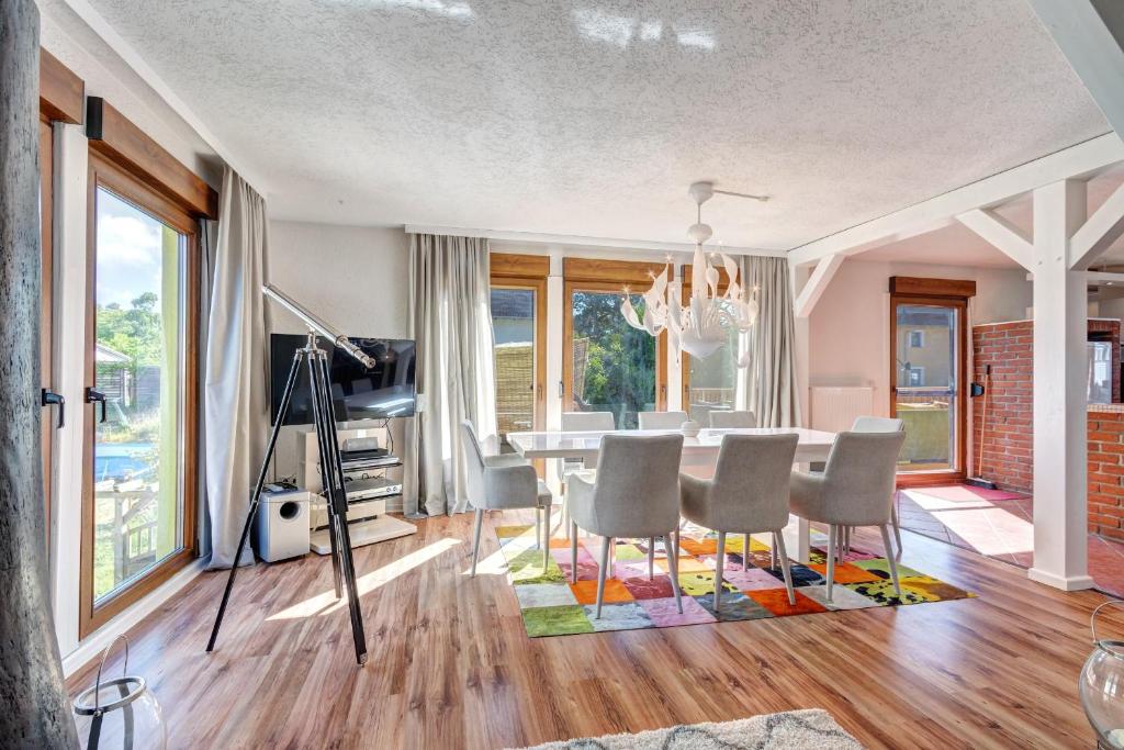 - une salle à manger avec une table et des chaises dans l'établissement Haus Kieferngrund, à Ahlbeck