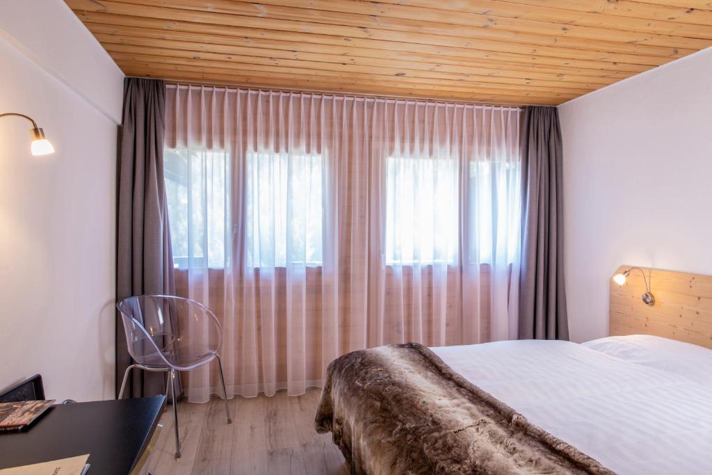 Voodi või voodid majutusasutuse Hôtel Alpina - Swiss Ski & Bike Lodge Grimentz toas