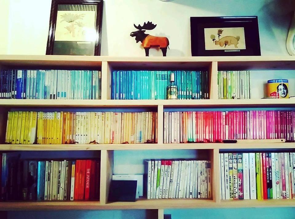 een boekenplank vol boeken met een elandspeeltje erop bij 艸風舎 Soufusha in Arita