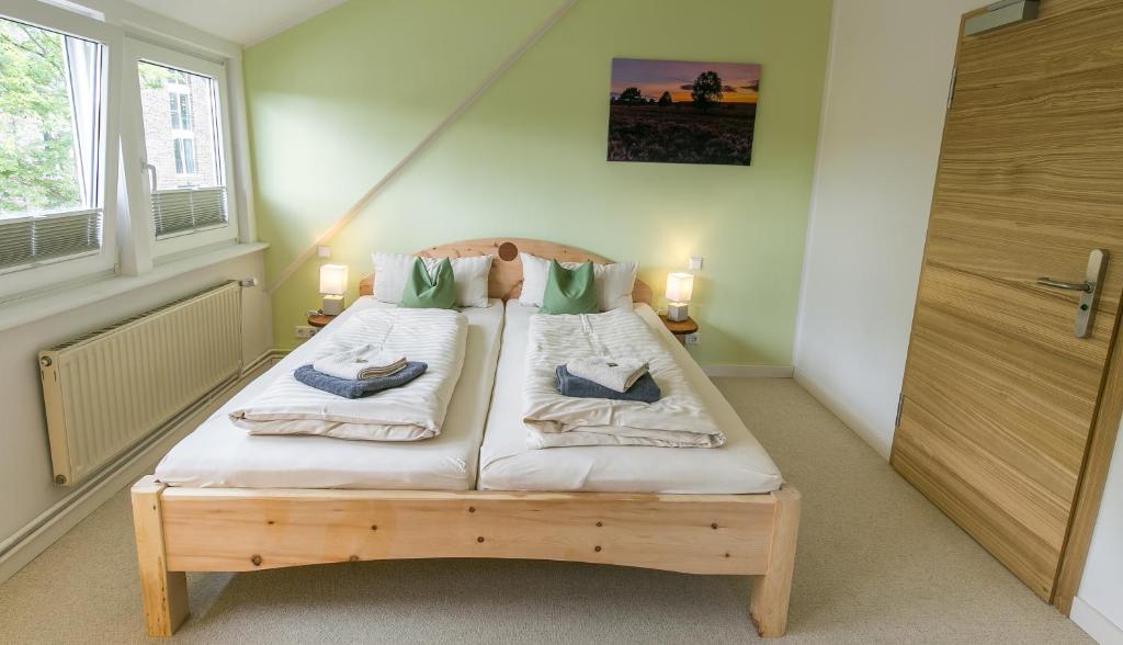 Postel nebo postele na pokoji v ubytování Hotel Johnsburg