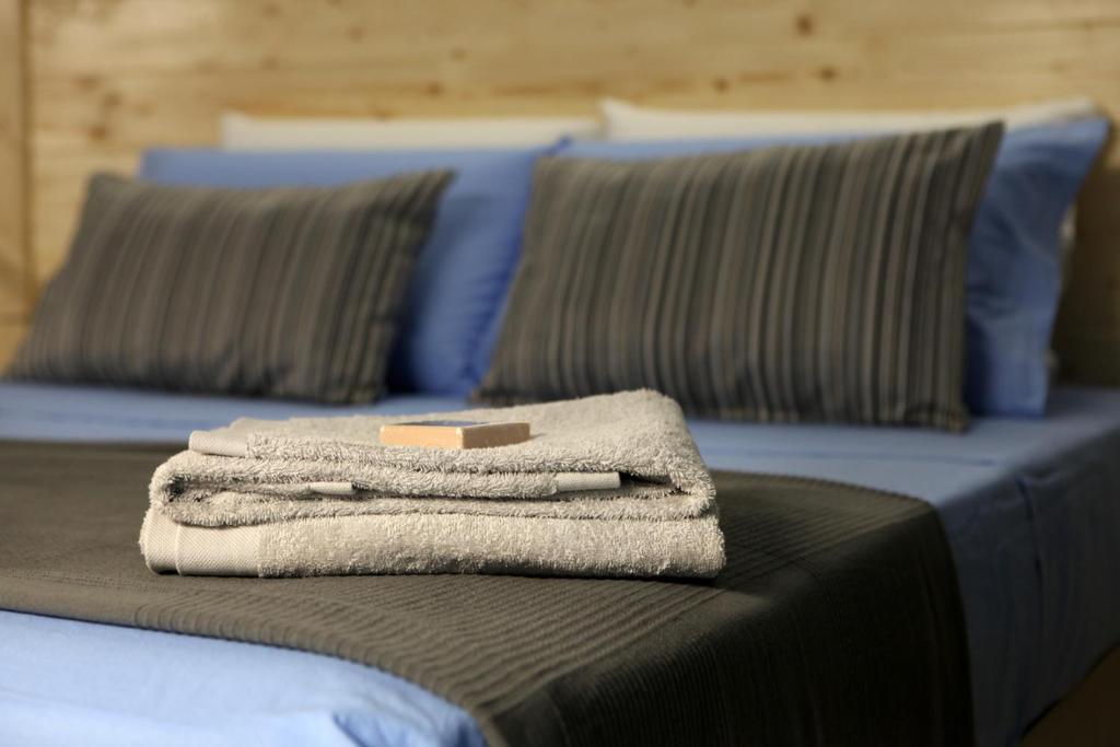 una pila de toallas sentadas encima de una cama en Loft 72 en Margherita di Savoia