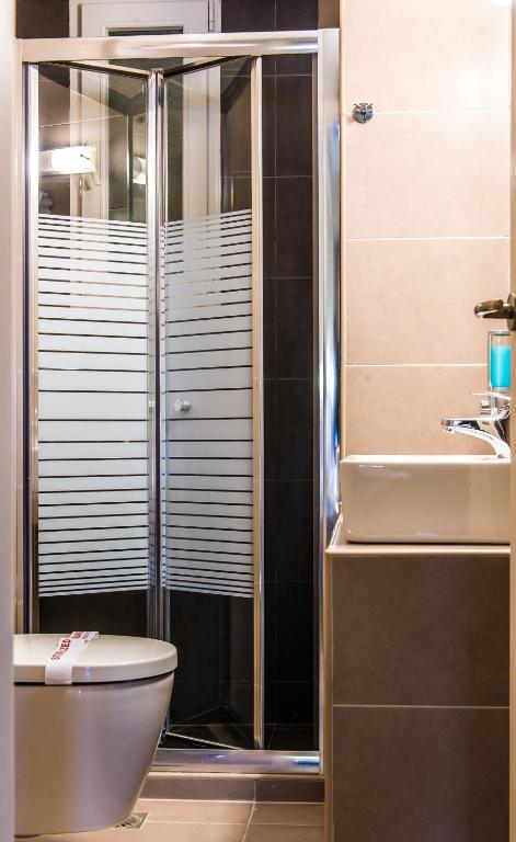 Diogenis Hotelにあるバスルーム