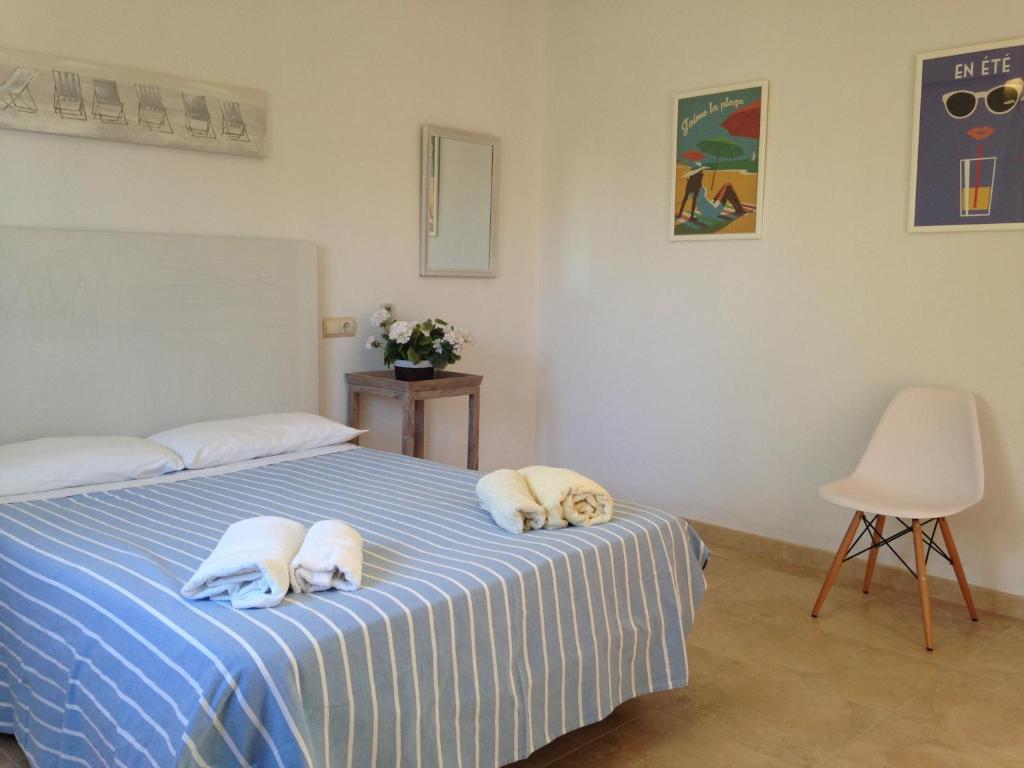 A bed or beds in a room at Es Lliri Blanc