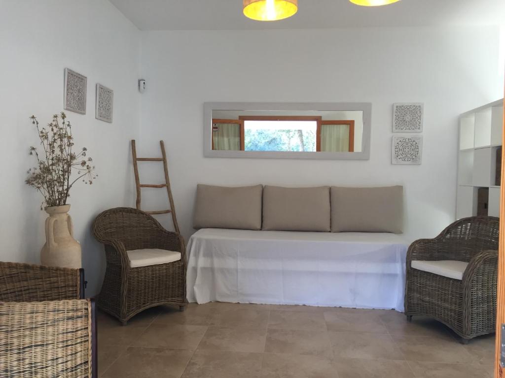 A seating area at Es Lliri Blanc