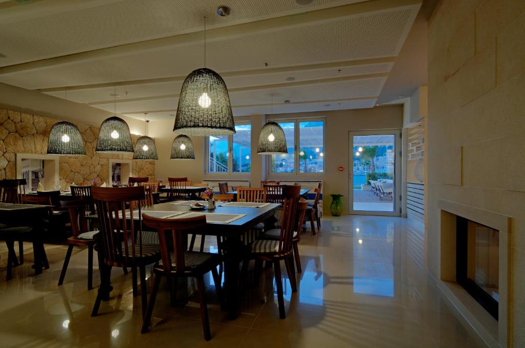 A restaurant or other place to eat at Hotel Osejava
