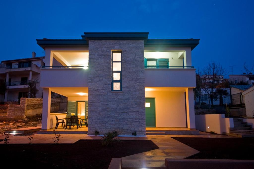 a house at night with the lights on at Rooms and Apartments Villa Dama in Pula