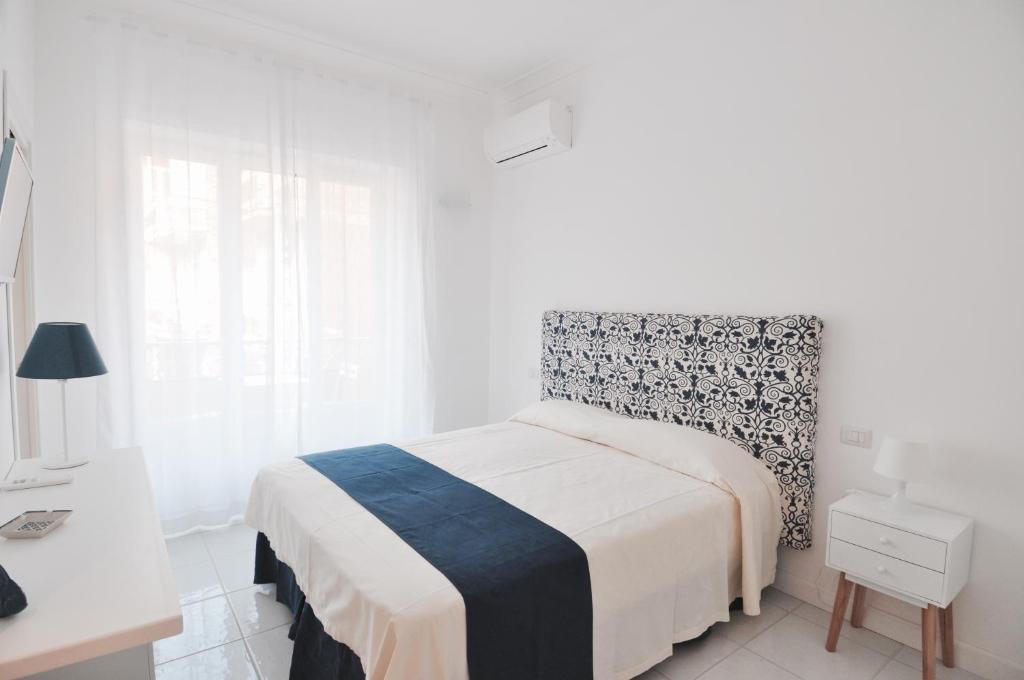 Łóżko lub łóżka w pokoju w obiekcie Iris Amalfi Dreams