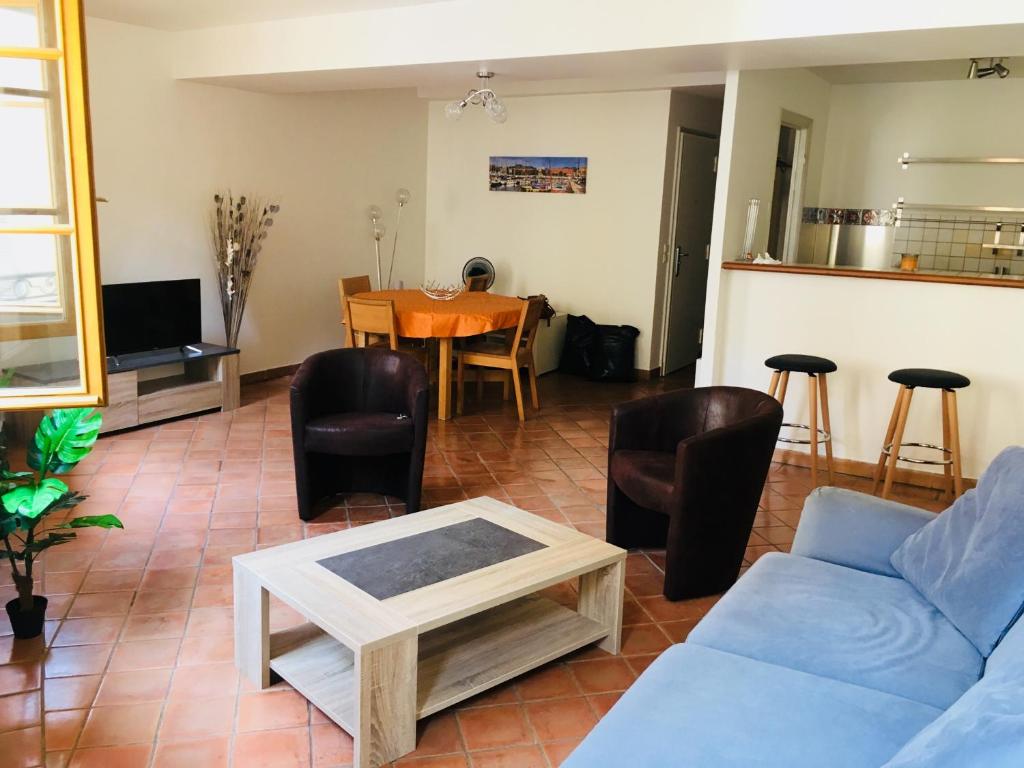 un salon avec un canapé et une table dans l'établissement Appartement coeur du vieux Nice, à Nice