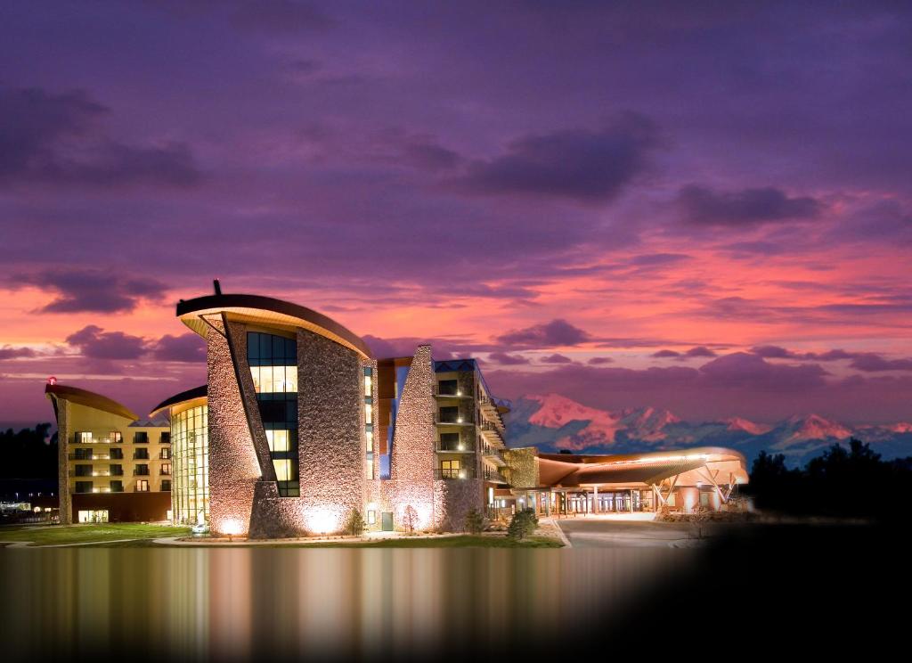IgnacioにあるSky Ute Casino Resortの夕日を背景にした建物の描写