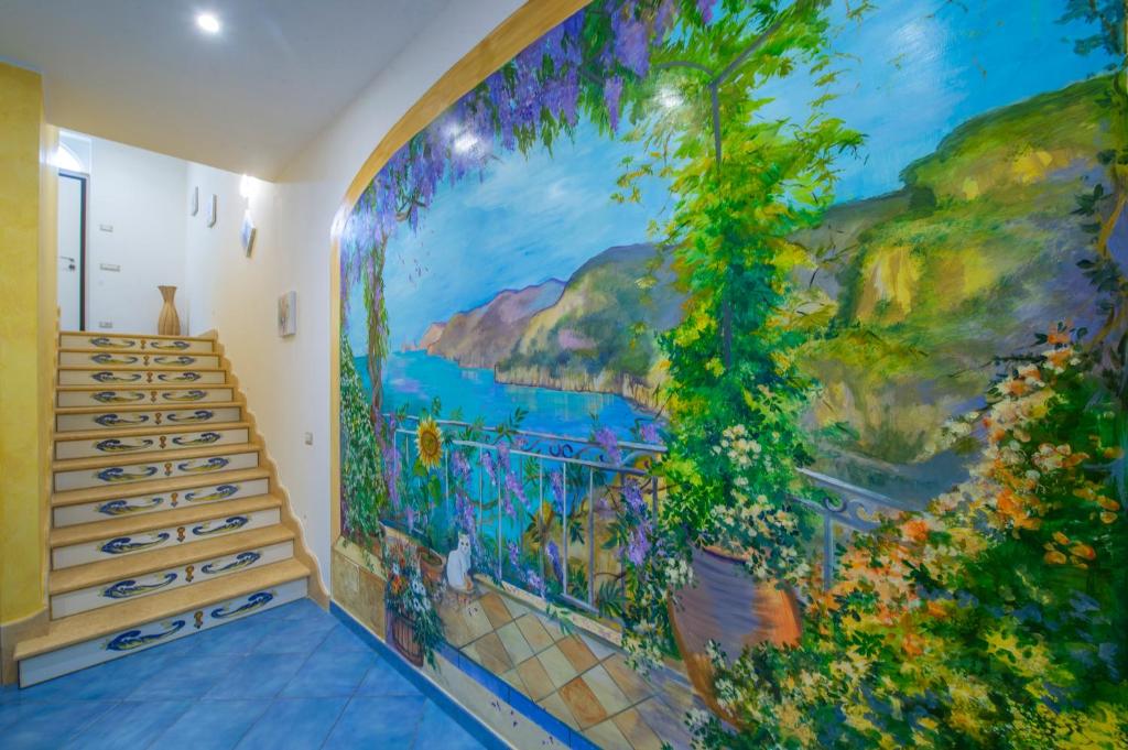 mural en la pared de una habitación con escaleras en B&B Il Girasole en Agerola