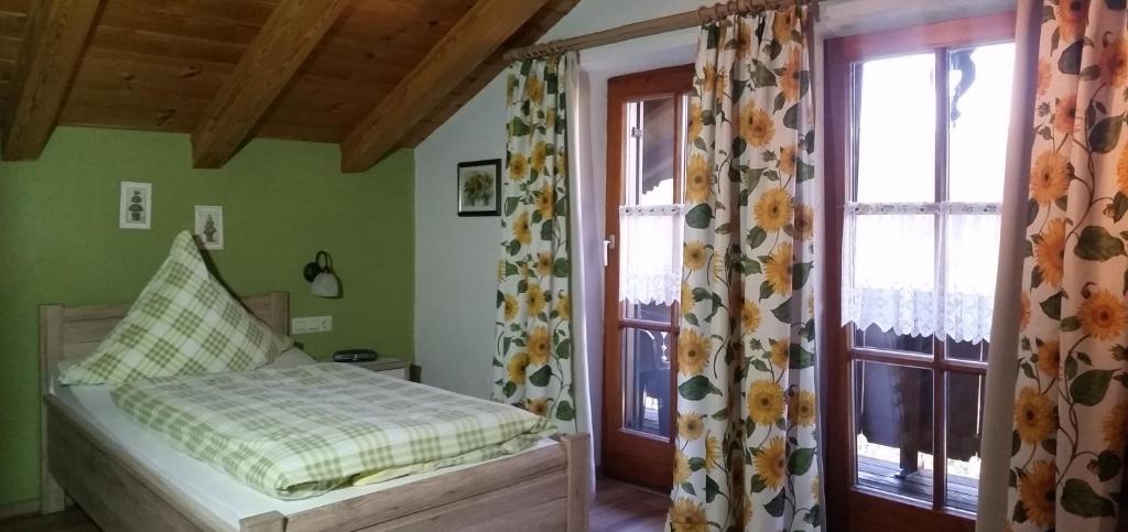 una camera da letto con un letto e una finestra di Pension Staufenhof a Inzell
